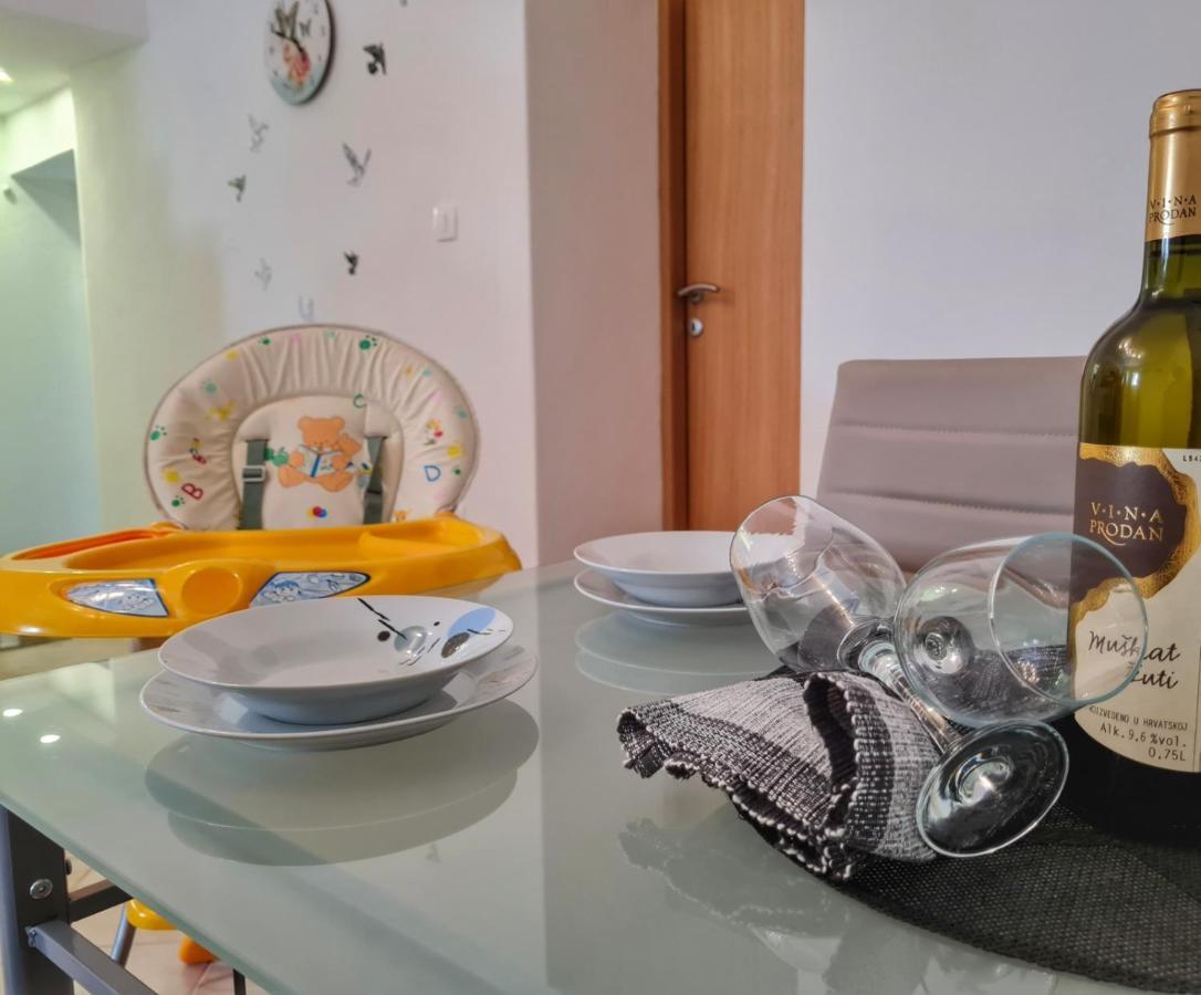 Apartman Goga With Pool And Jacuzzi لابين المظهر الخارجي الصورة