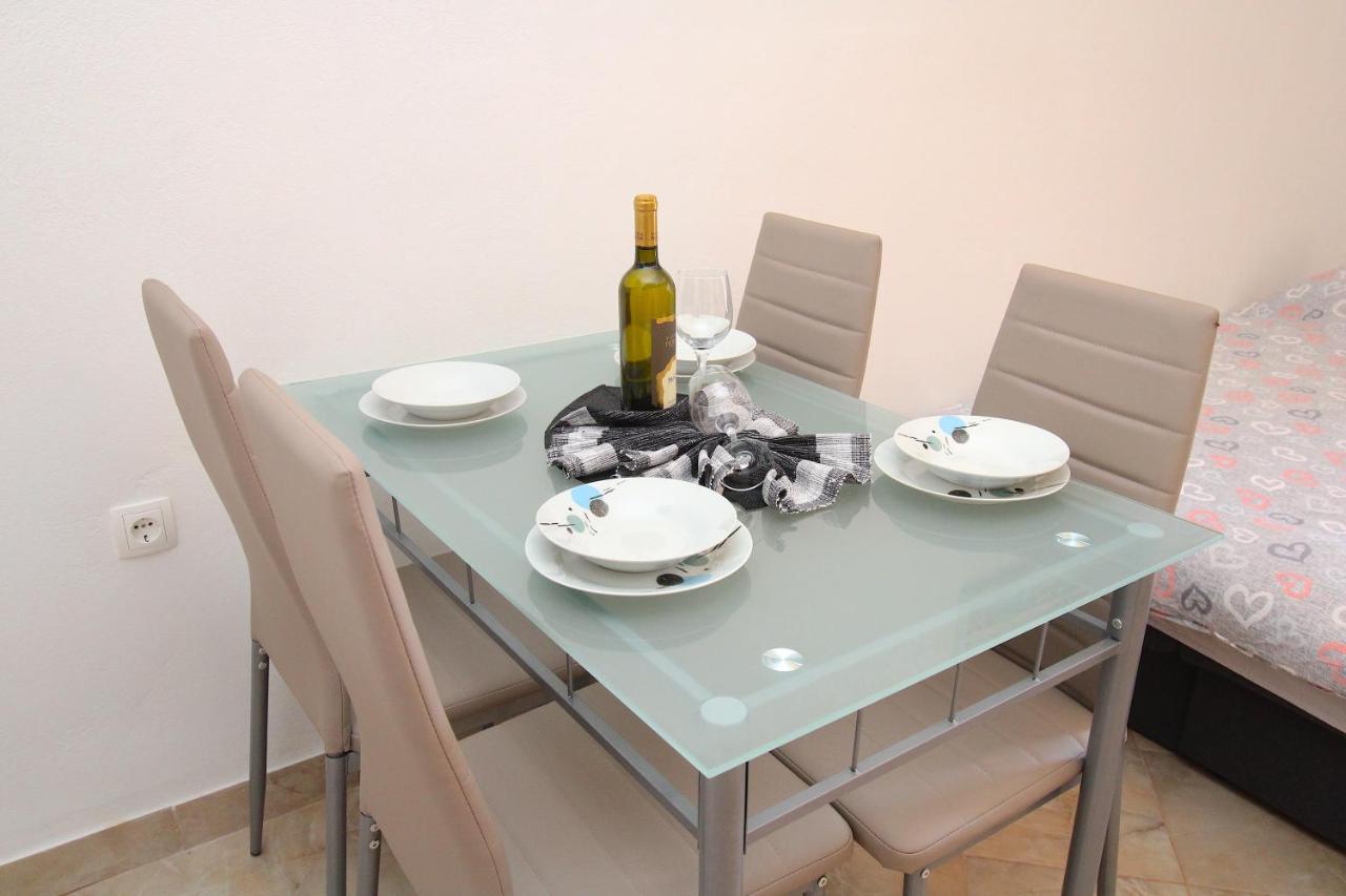 Apartman Goga With Pool And Jacuzzi لابين المظهر الخارجي الصورة