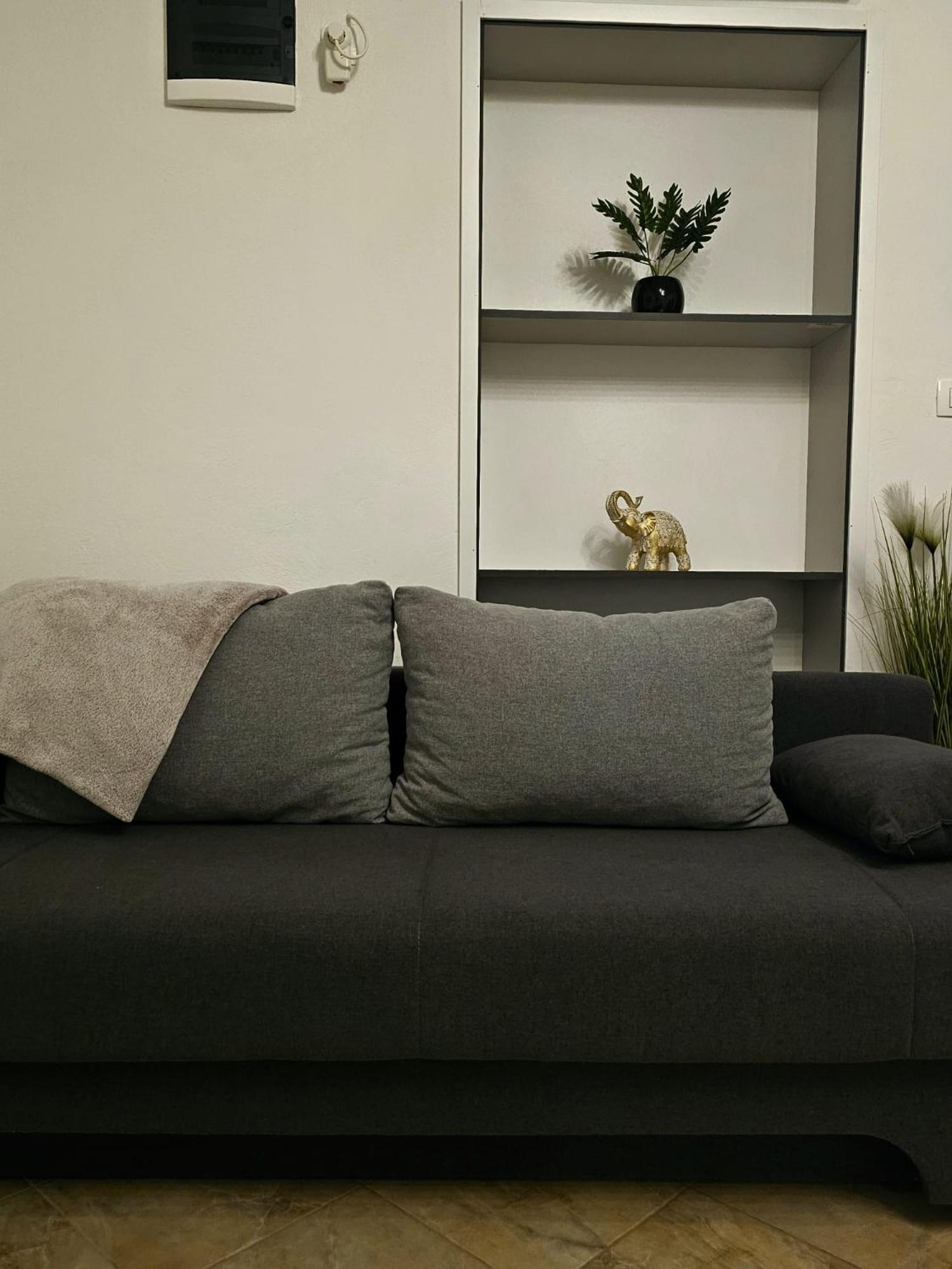Apartman Goga With Pool And Jacuzzi لابين المظهر الخارجي الصورة